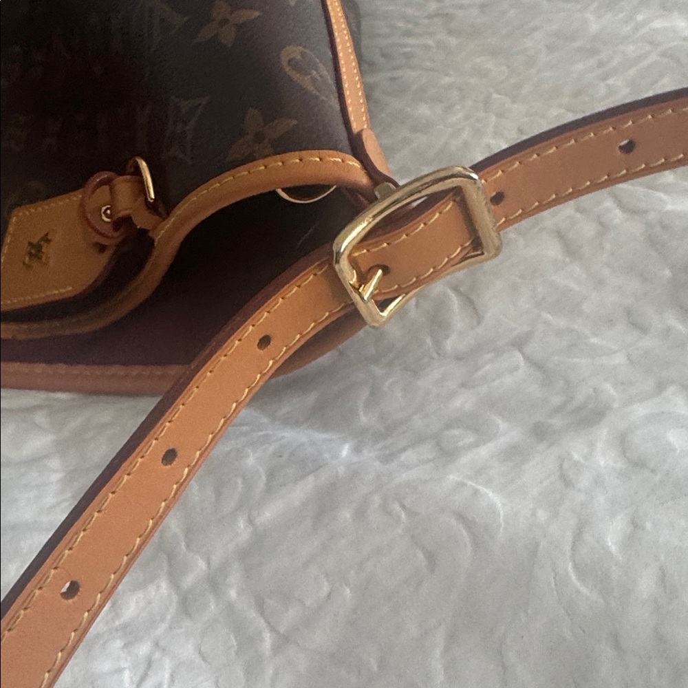 Upscale Monogram Tote With Pouch - image 5